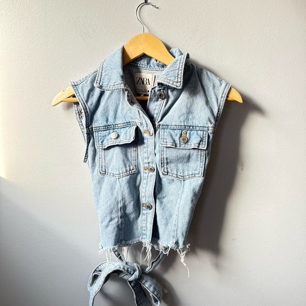 Cropped Zara denim vest with raw hem and tie-front detail 🔥